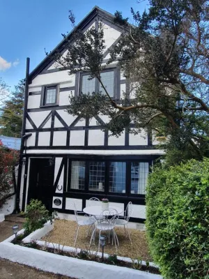 Bournemouth secluded cottage 10mins walk to beach